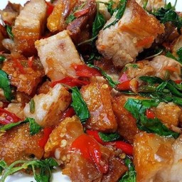 กะเพราหมูกรอบ (กับข้าว)