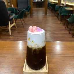 ลำดวน ณ กรุงเก่า (อเมริกาโน่ท็อปฟองนมกะทิ+น้ำตาลมะพร้าว+ครัมเบิลกลีบลำดวน)