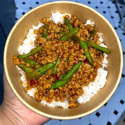 ข้าวหมูสับผัดพริกแกง