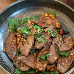 ตับหมูผัดพริกขี้หนูโหระพา