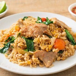 ข้าวผัดไข่ใส่หมูชิ้น
