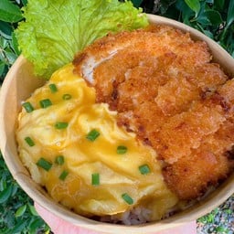 ข้าวไข่ข้นไก่กรอบซอสเผ็ดไข่กุ้ง