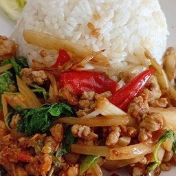 ข้าวราดกระเพราหน่อไม้ดองหมูสับ