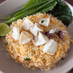 ข้าวผัดปลาหมึก