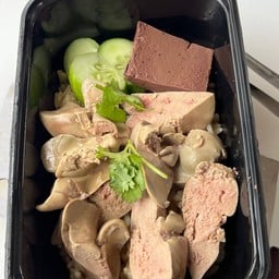 ข้าวมันไก่ ต้าวมันไก่(หน้าร้านขวัญใจไททำ)