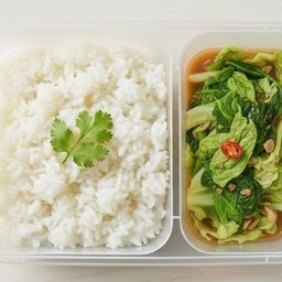 ข้าว กะหล่ำปลีผัดน้ำปลา