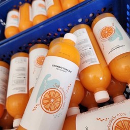 น้ำส้มสกัดเย็น ไม่เติมไซรัป ไม่ใส่สารกันเสีย อร่อยสดชื่นจากน้ำส้มแท้ๆ หากได้รับแล้วควรเก็บเข้าตู้เย็นทันที