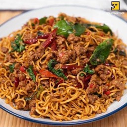 มาม่าผัดกระเพราหมูสับ