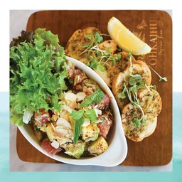 ลาบทูน่าอะโวคาโดขนมปังกรุบกรอบ