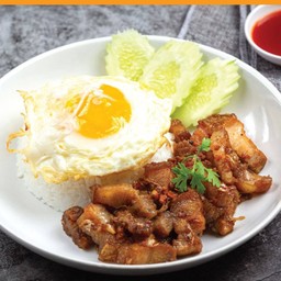 หมูทอดหรือไก่ทอดคาราเมลไข่ดาวพร้อมข้าวสวย