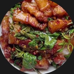 ข้าวราดกะเพราหมูสามชั้นคั่ว