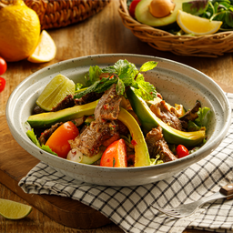 สลัดเนื้อย่างอะโวคาโด