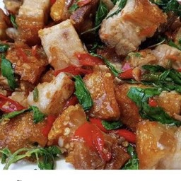 กระเพราหมูกรอบราดข้าว