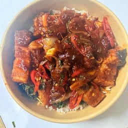 ข้าวหมูกรอบผัดกระเพราพริกเผา