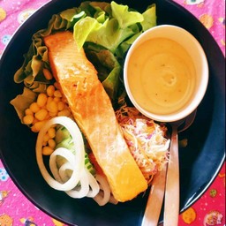 salmon salad สลัดปลาแซลมอนย่าง