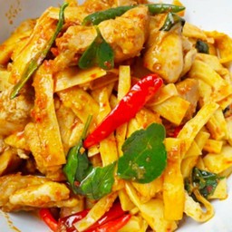 ผัดพริกแกงไก่หน่อไม้