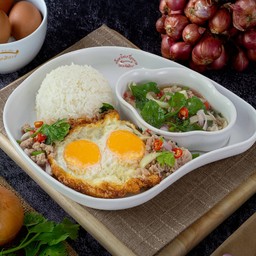 ข้าวยำไข่แฝดออร์แกนิค