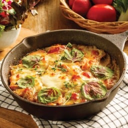 แซลมอน และกุ้งย่างซอสครีมอบมันฝรั่ง และผักโขมสดออร์แกนิค