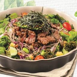 สลัดเนื้อย่างโซบะญี่ปุ่น