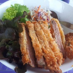crispy pork salad สลัดหมูทอด