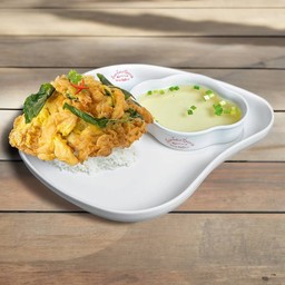 ข้าวไข่เจียวหมูสับใบโหระพา