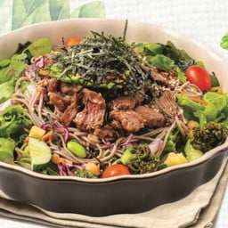 สลัดเนื้อย่างโซบะญี่ปุ่น