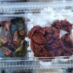 ข้าวผัดพริกปลาโอผักบุ้งทอดมัน