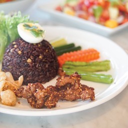 ข้าวผัดน้ำพริกหนุ่มหมูทอดงาขาว