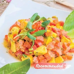 สลัดแซลมอนซาชิมิ กับมะม่วงน้ำดอกไม้