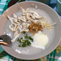 โจ๊กไก่ฉีกใส่ไข่ลวก