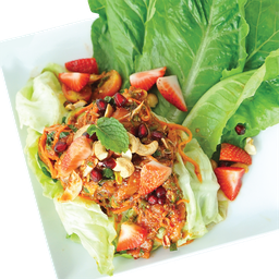 พล่าแซลมอนสตรอว์เบอร์รี่ผักคอส