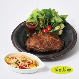 สเต็กเนื้อริบอายและส้มตำผลไม้น้ำปลาหอม