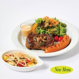 สเต็กหมูน้ำตกไส้กรอกโฮมเมดและส้มตำผลไม้น้ำปลาหอม