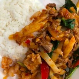 ผัดพริกแกงเนื้อใส่หน่อไม้