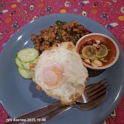 fried basil ข้าวราดผัดกะเพรา