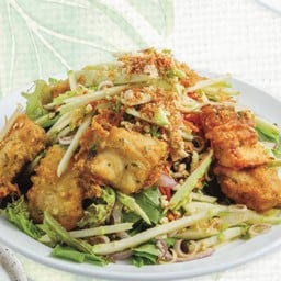 สลัดปลากะพงกรอบยำสมุนไพร