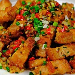 หมูกรอบคั่วพริกเกลือราดข้าว