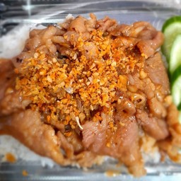ข้าวหมูหมักผัดกระเทียม