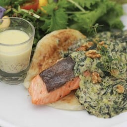 สเต็กแซลมอนผักโขมทรัฟเฟิล เสิร์ฟคู่ผักโขมสด