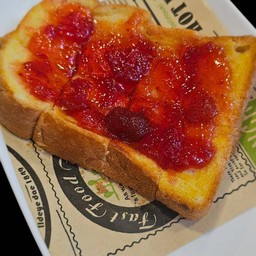 ขนมปังปิ้งเนยสตรอเบอร์รี่