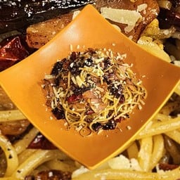 สปาเกตตี้เบคอนกรอบพริกแห้ง