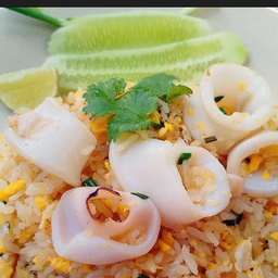 ข้าวผัดปลาหมึก