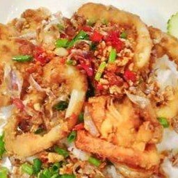 ปลาหมึกคั่วพริกเกลือราดข้าว