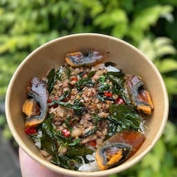 กะเพราไข่เยี่ยวม้าหมูสับ