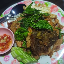 ผัดกระเพราไข่เยี่ยวม้า