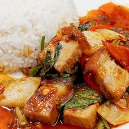 พริกแกงหมูกรอบ ราดข้าว
