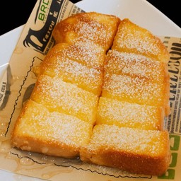 ขนมปังปิ้งเนยนมน้ำตาล