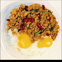 ข้าวราดผัดกระเพราหมูไข่คุ่