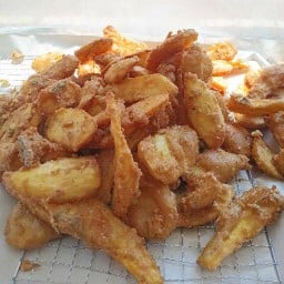 ร้านกล้วยทอด มันทอด โก๋งครูบา Fried banana and fried potato shop