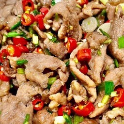 หมูชิ้นคั่วพริกเกลือราดข้าว